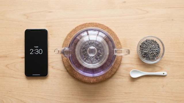 라벤더차가 유리 티팟에서 2분 30초간 우려지며 연보랏빛으로 변하는 모습