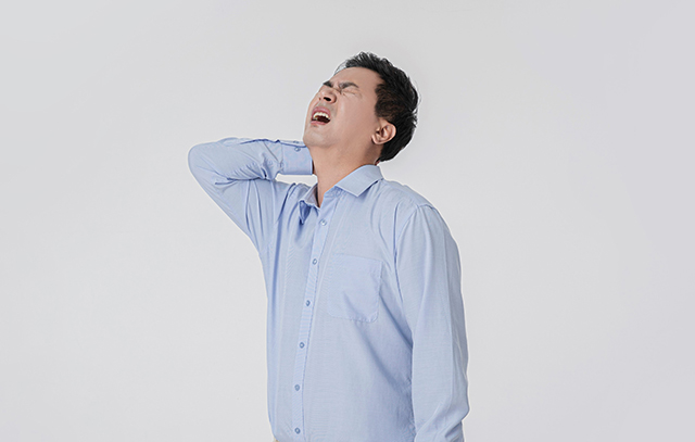 뒷목 잡은 남자