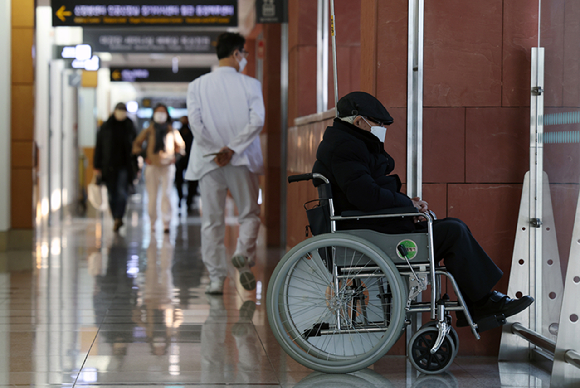 정부와 의료계의 의대 정원 증원 갈등으로 의료현장 공백 사태가 장기화되고 있는 13일 서울의 한 대학병원에서 휠체어에 앉은 한 노인이 생각에 잠겨 있다. 2024.03.13 [사진=뉴시스]