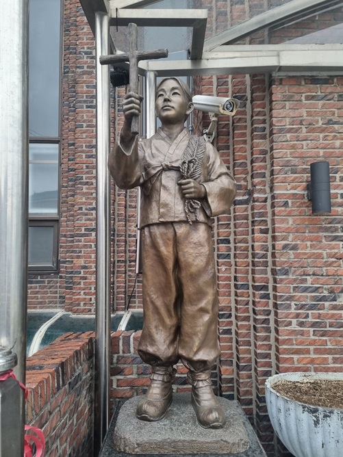 천안 봉명동성당 주보성인 성 유대철 베드로 동상입니다.