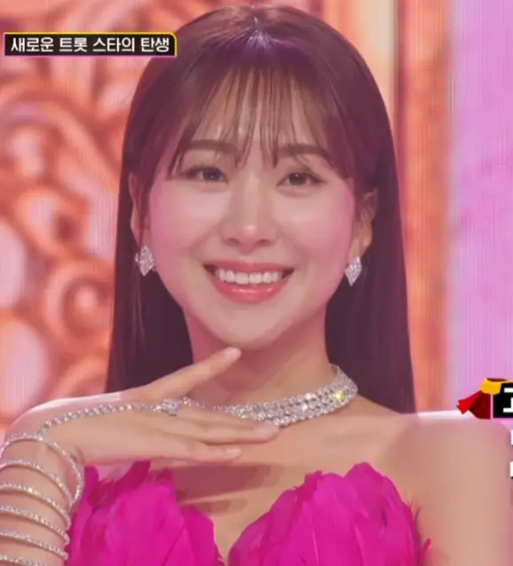 미스트롯3-긴머리를 늘어뜨린채 분홍드레스를 입고 웃고있는 정슬