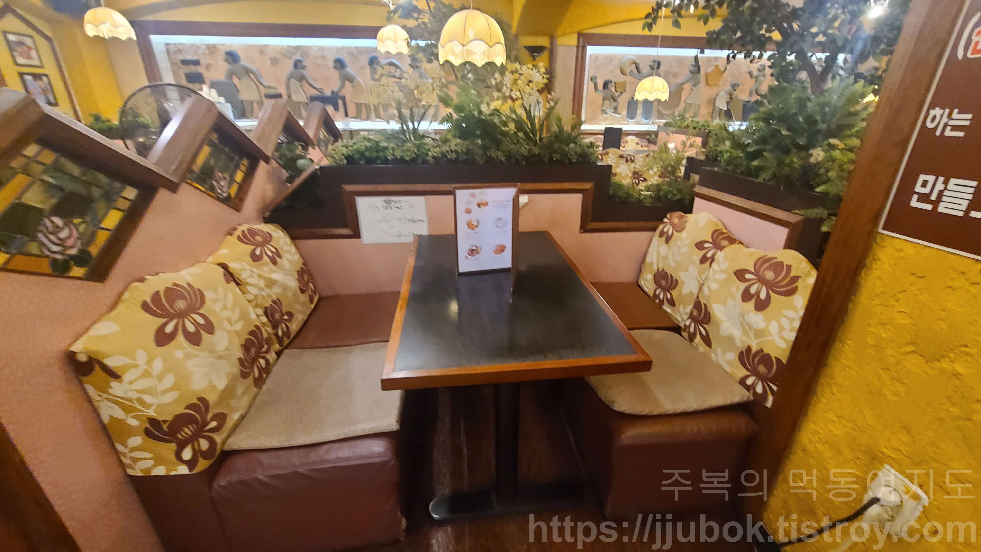 잉글랜드-왕돈까스-내부-3