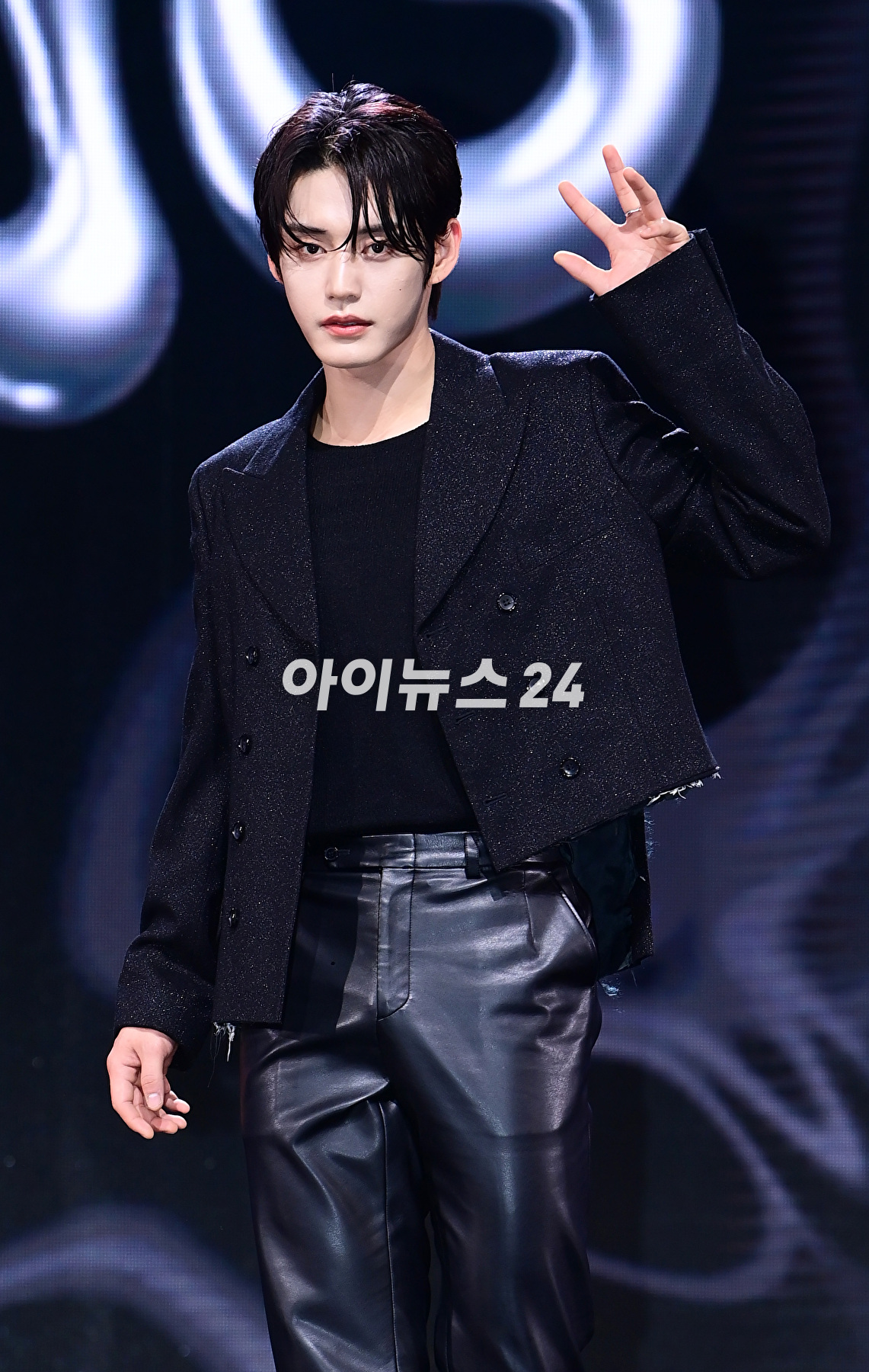 그룹 제로베이스원 김지웅이 5일 오후 서울 광진구 예스24라이브홀에서 열린 제로베이스원(ZEROBASEONE) 두 번째 미니앨범 &#39;멜팅 포인트&#39;(Melting Point) 발매 기념 쇼케이스에서 포토타임을 갖고 있다. [사진=정소희 기자]