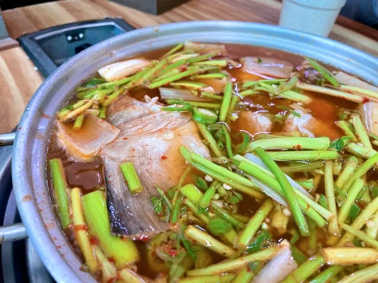 토요일은 밥이좋아 아침식사 가능한 물메기탕 꼼치탕 소고기뭇국 맛있는 식당 군산 리얼 현지인 맛집 추천 토밥즈 방송정보