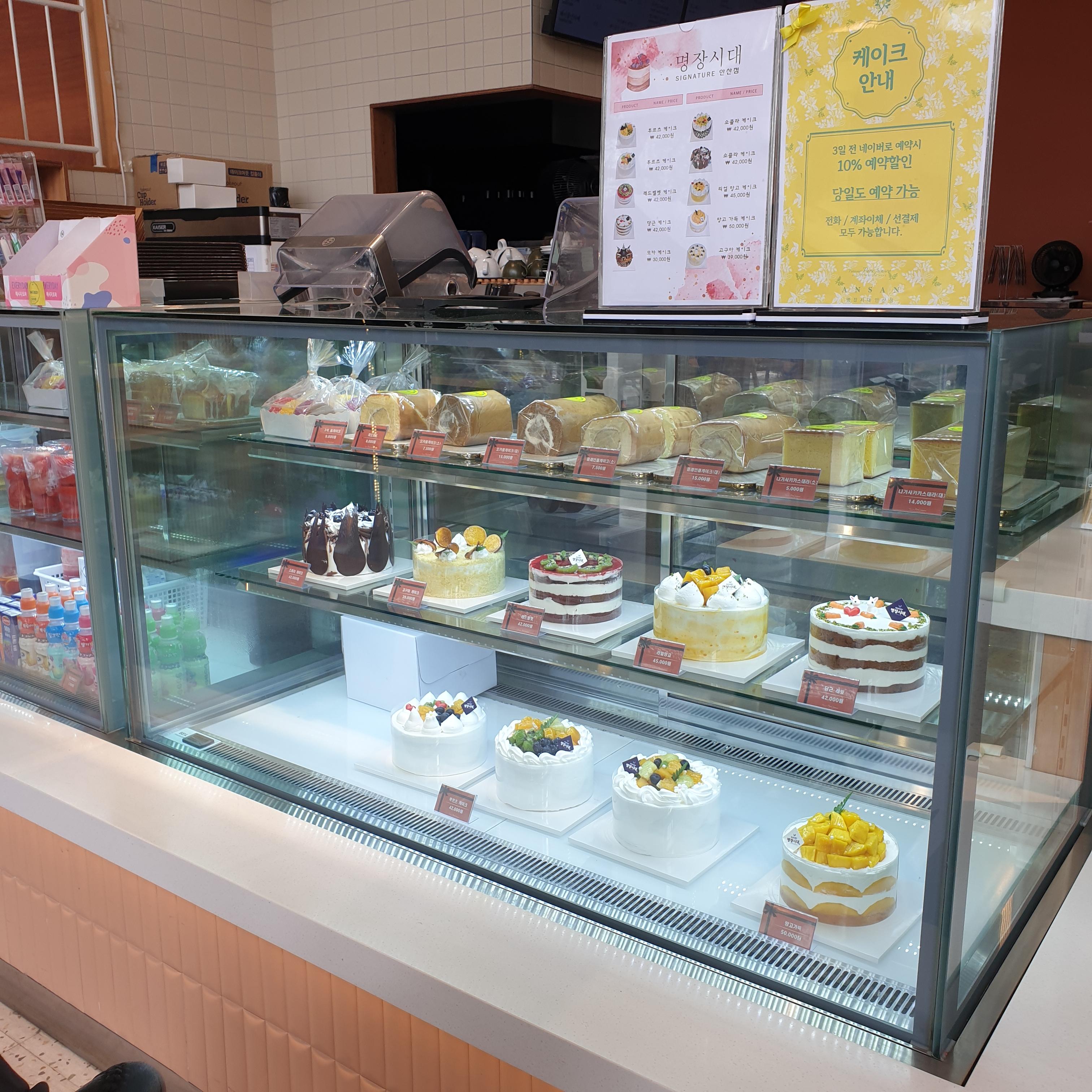 홀케이크 진열대