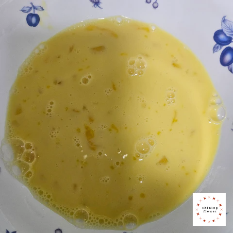 계란에 우유와 소금과 설탕을 넣어 섞어준다