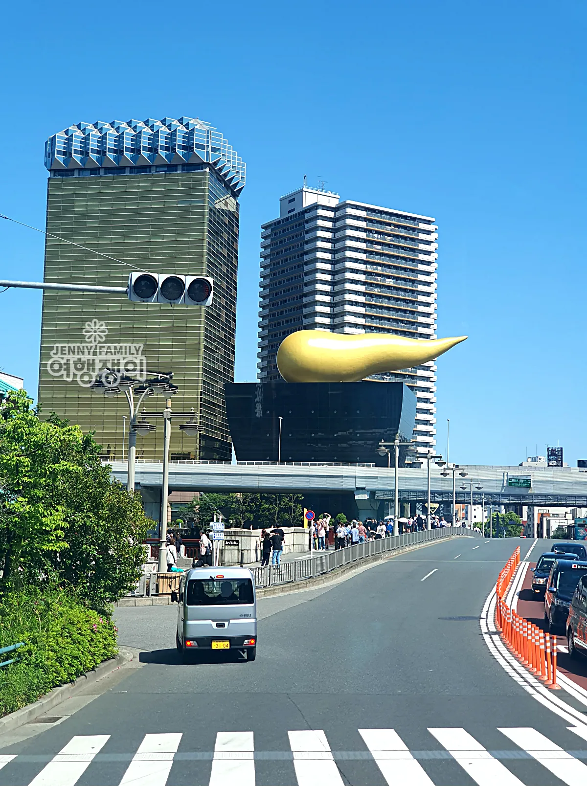 도쿄 아사히 맥주 본사와 금색 조형물 플램 도르 전경 – Asahi Beer Hall and Golden Flame (Flamme d'Or) in Tokyo