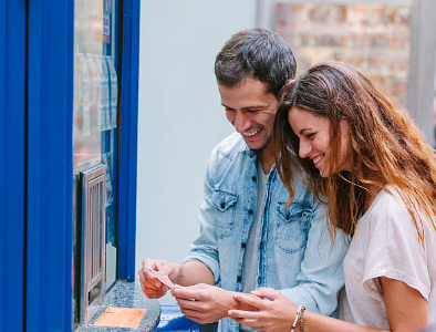 친구나 가족들이 함께 로또번호를 선택하고 토론하는 모습