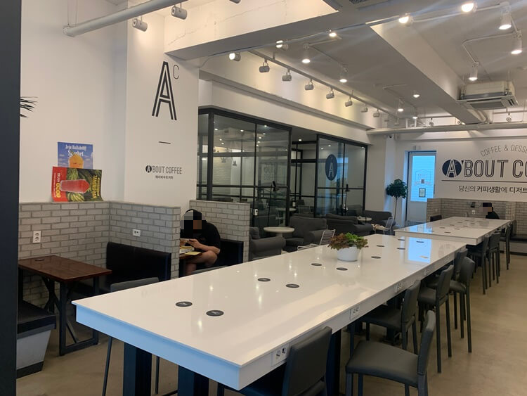 단체 자리와 스마트폰 무선 충전기