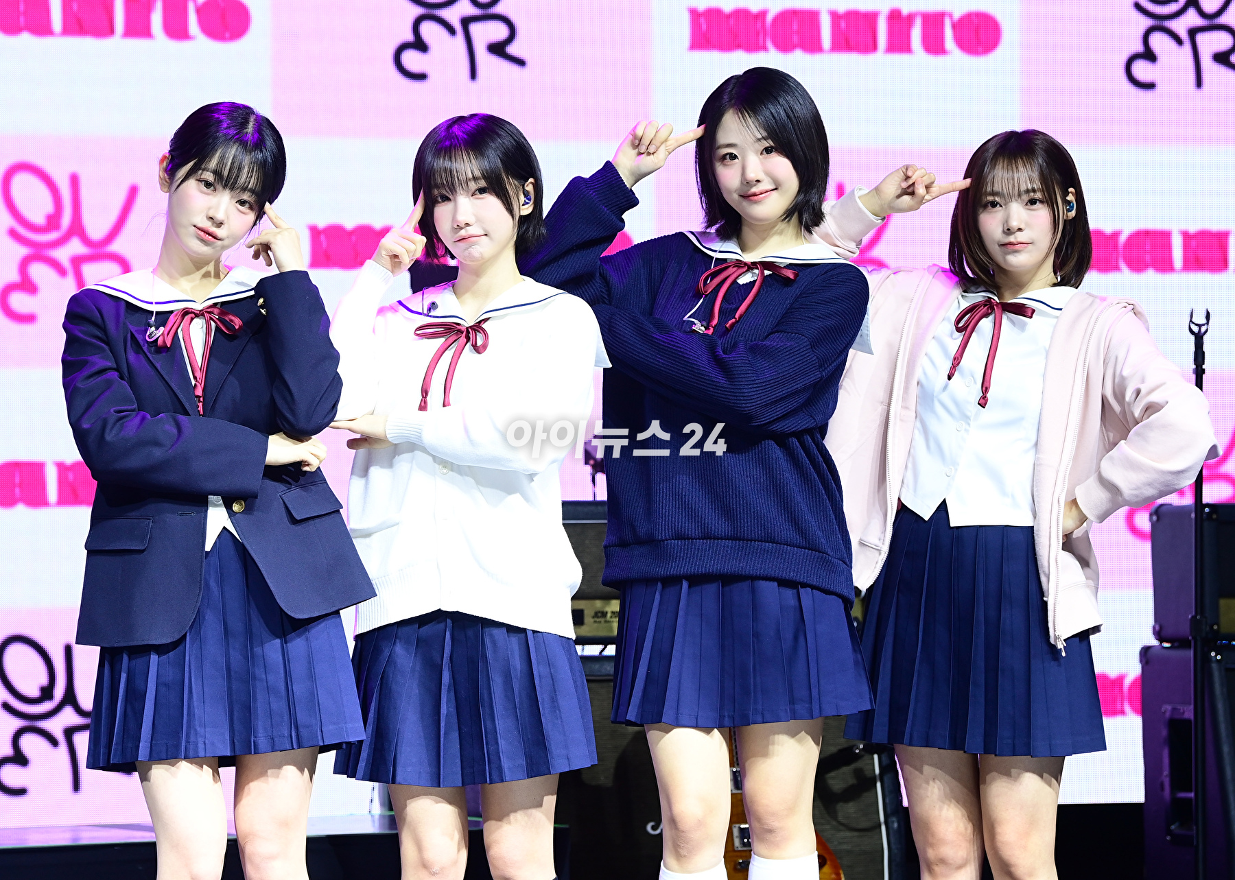 걸밴드 QWER이 1일 오전 서울 마포구 신촌 원더로크홀에서 열린 QWER(큐더블유이알) 미니 1집 &#39;마니또(MANITO)&#39; 쇼케이스에 참석하고 있다. [사진=정소희 기자]