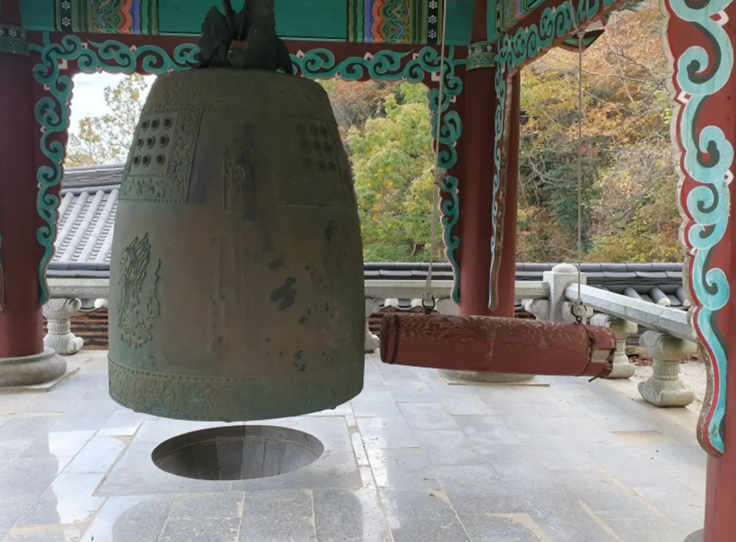 범종각 안 범종의 모습