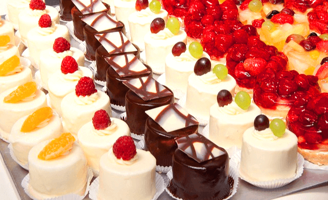 수십개의 작은 케이크들이 가득하다. 딸기가 가득 얹힌 케이크들과 초콜릿 케이크, 생크림 케이크들이다.