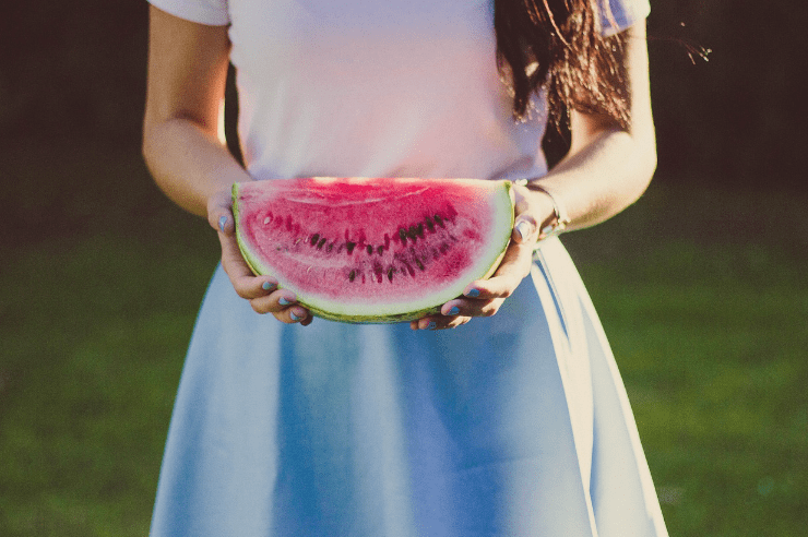 수박을 손으로 들고있는 이미지