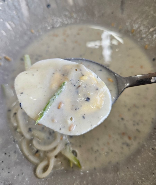 망향비빔 콩국수 마지막 계란