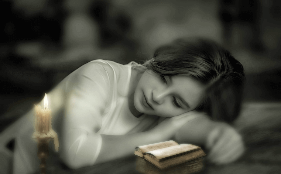 책상에 누워 눈감고 있는 여성