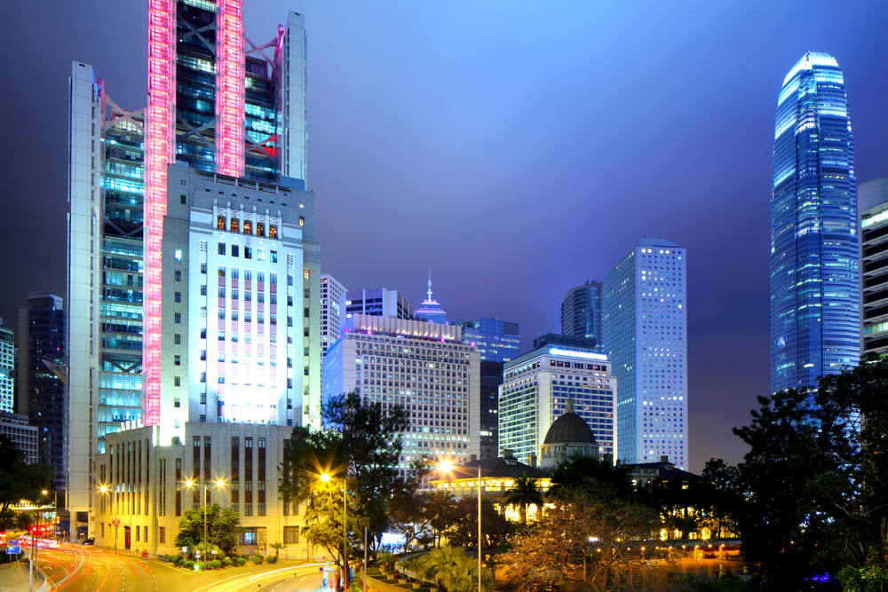 지능형 건축물은 다양한 이점을 제공합니다. 첫째로, 에너지 효율을 높여 에너지 소비를 줄일 수 있습니다. 지능형 시스템은 실시간으로 환경 조건을 모니터링하고 최적의 조건으로 조절함으로써 에너지 낭비를 최소화합니다.