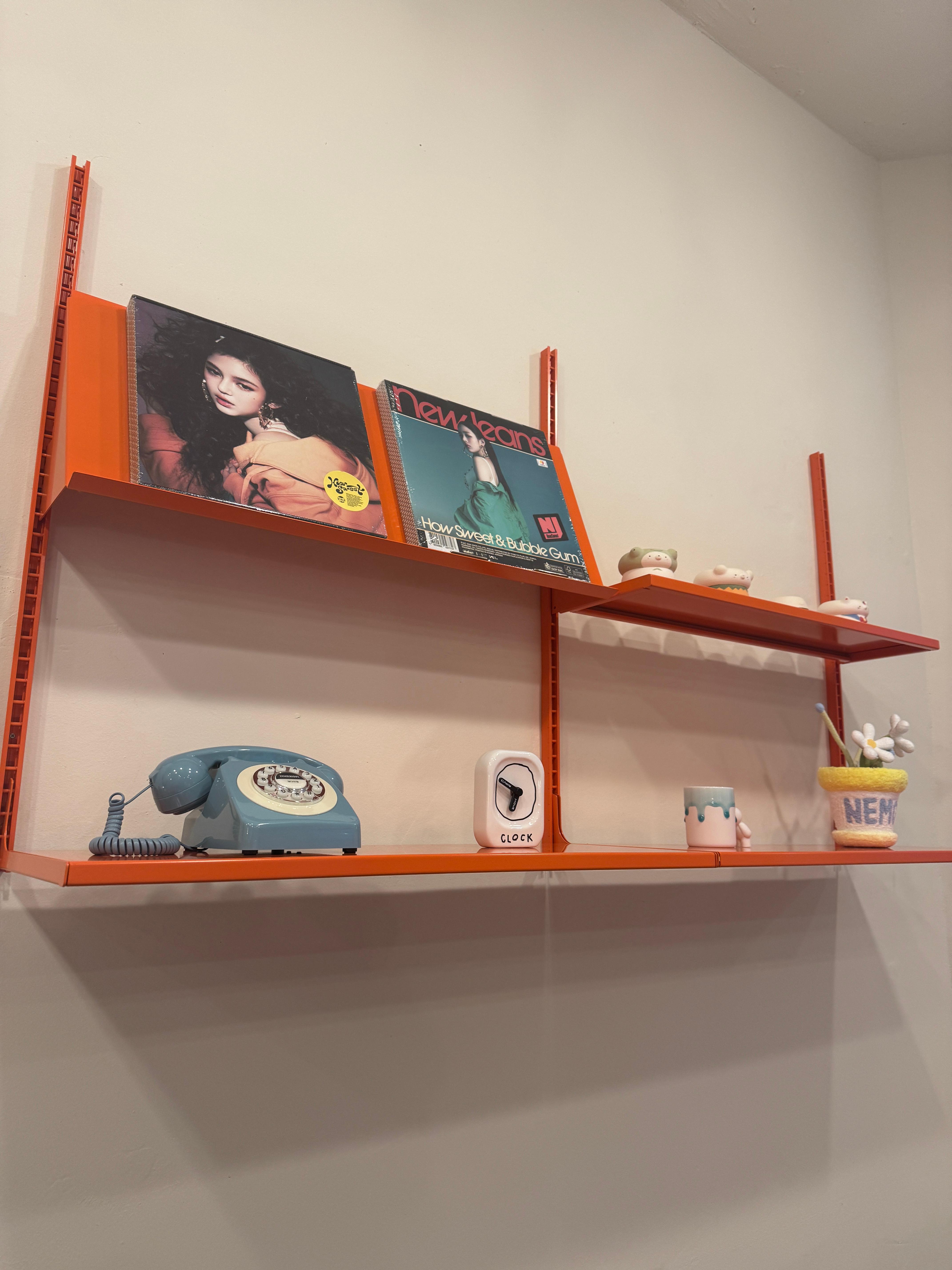 강남대 카페 네모지 2층 인테리어 – LP판과 빈티지 소품이 전시된 선반