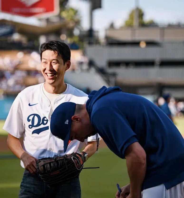 손흥민 시구&amp;#44; 뷔 시구&amp;#44; MLB 시구&amp;#44; 메이저리그 시구&amp;#44; 손흥민 MLB&amp;#44; 뷔 MLB&amp;#44; 다저스타디움 시구&amp;#44; 양키스타디움 시구&amp;#44; MLB 시구 비교&amp;#44; 시구 레전드&amp;#44; MLB 역대 시구&amp;#44; 조지 부시 시구&amp;#44; 버락 오바마 시구&amp;#44; 50센트 시구&amp;#44; 시모네 바일스 시구&amp;#44; 유현진 배지현 시구&amp;#44; K스타 시구&amp;#44; 한류 스타 시구&amp;#44; MLB 팬 서비스&amp;#44; 뷔 손흥민 브로맨스&amp;#44; 뷔 팬 서비스&amp;#44; 손흥민 글로벌 인기&amp;#44; K팝 메이저리그 진출&amp;#44; 메이저리그 한류&amp;#44; MLB 문화 마케팅&amp;#44; 스포츠 퍼포먼스&amp;#44; 한국 연예인 시구&amp;#44; 손흥민 뷔 직캠&amp;#44; 시구 레전드 영상