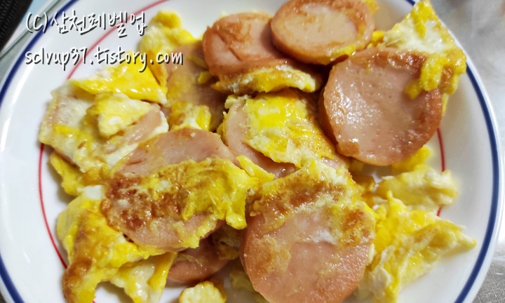 계란을 입혀 완성한 참피온 소세지