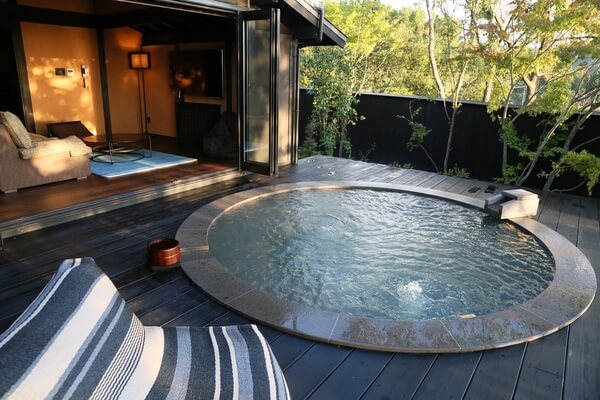 오쿠노유의 프라이빗 노천탕. 탕 옆에 놓인 좌석에서 자연을 감상하며 여유로운 시간을 보낼 수 있는 공간