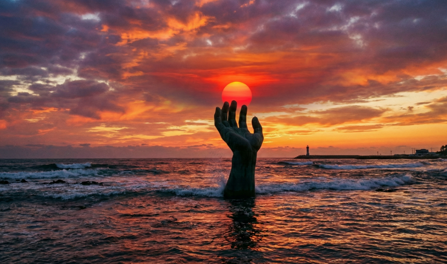 호미곶의 상징, '상생의 손'에서 보는 일출