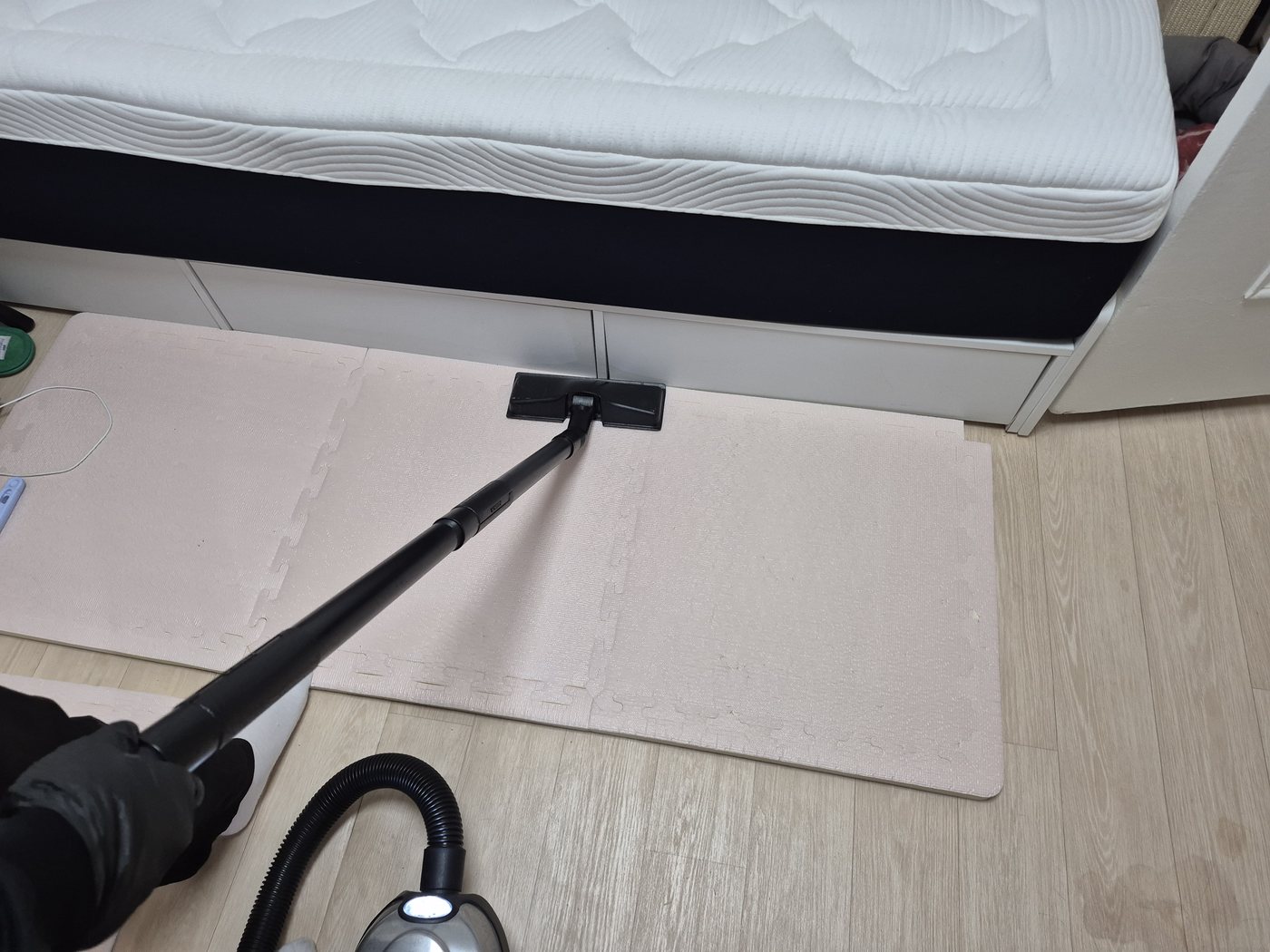 침대를 놓았던 자리 바닥부터 빨아들이는 중