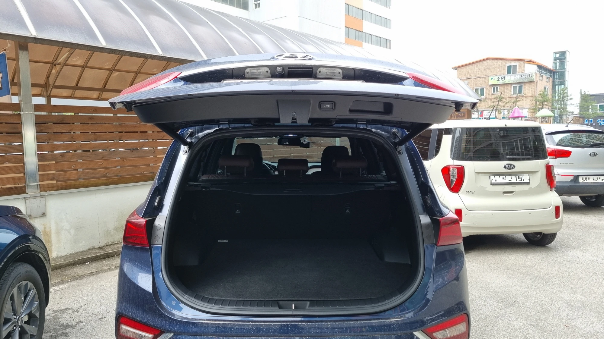 테일게이트 높이 조절 모습