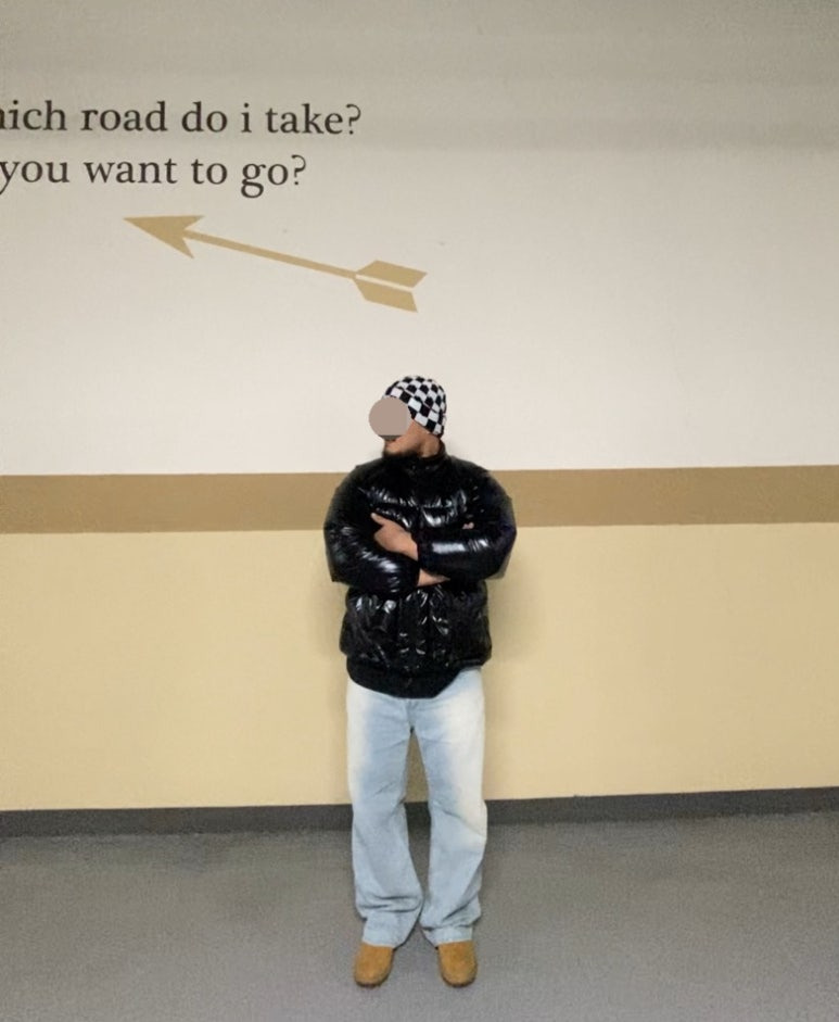 데일리룩('25. 11. 28.)마하그리드 체커보드 니트 비니, 마뗑킴 점퍼 패딩 숏패딩 유광패딩 유광점퍼 숏점퍼, 에러스익셉티드 와이드 연청 데님팬츠, 호킨스 스웨이드 첼시부츠