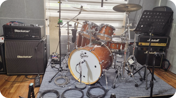 드럼셋 및 일렉기타 앰프