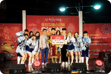 공연이 끝나고 무대에서 기념사진 찍는 출연진들