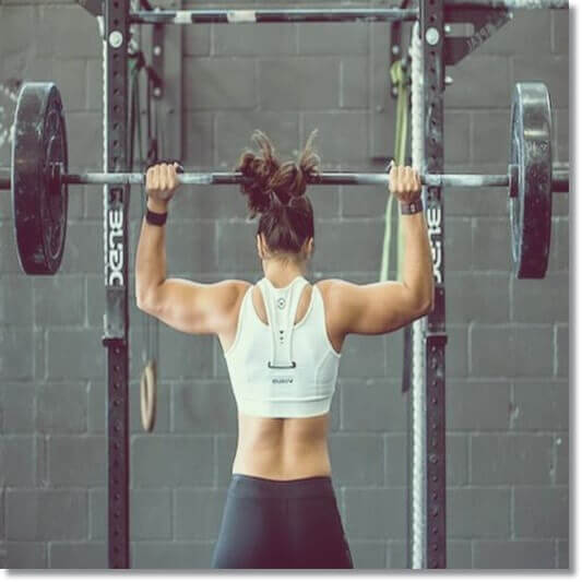 근력 운동하는 여성