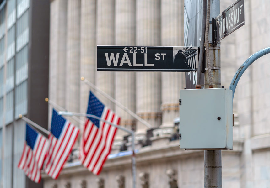 월스트리트와 뉴욕 증권거래소 전경으로 미국 금 ETF를 상징하는 이미지