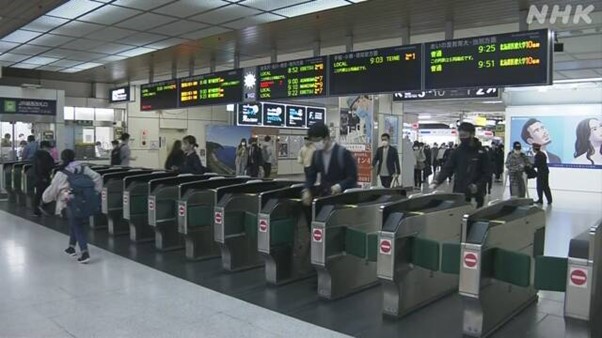 지하철 개찰구를 통과하는 사람들