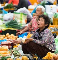 시장에서-야채를-팔고있는-할머니
