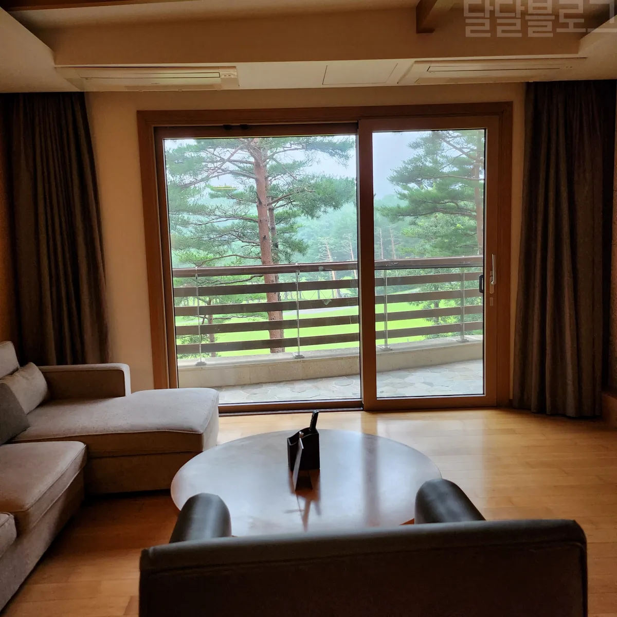 강원도-고성-가족여행-소노펠리체-빌리지-거실뷰