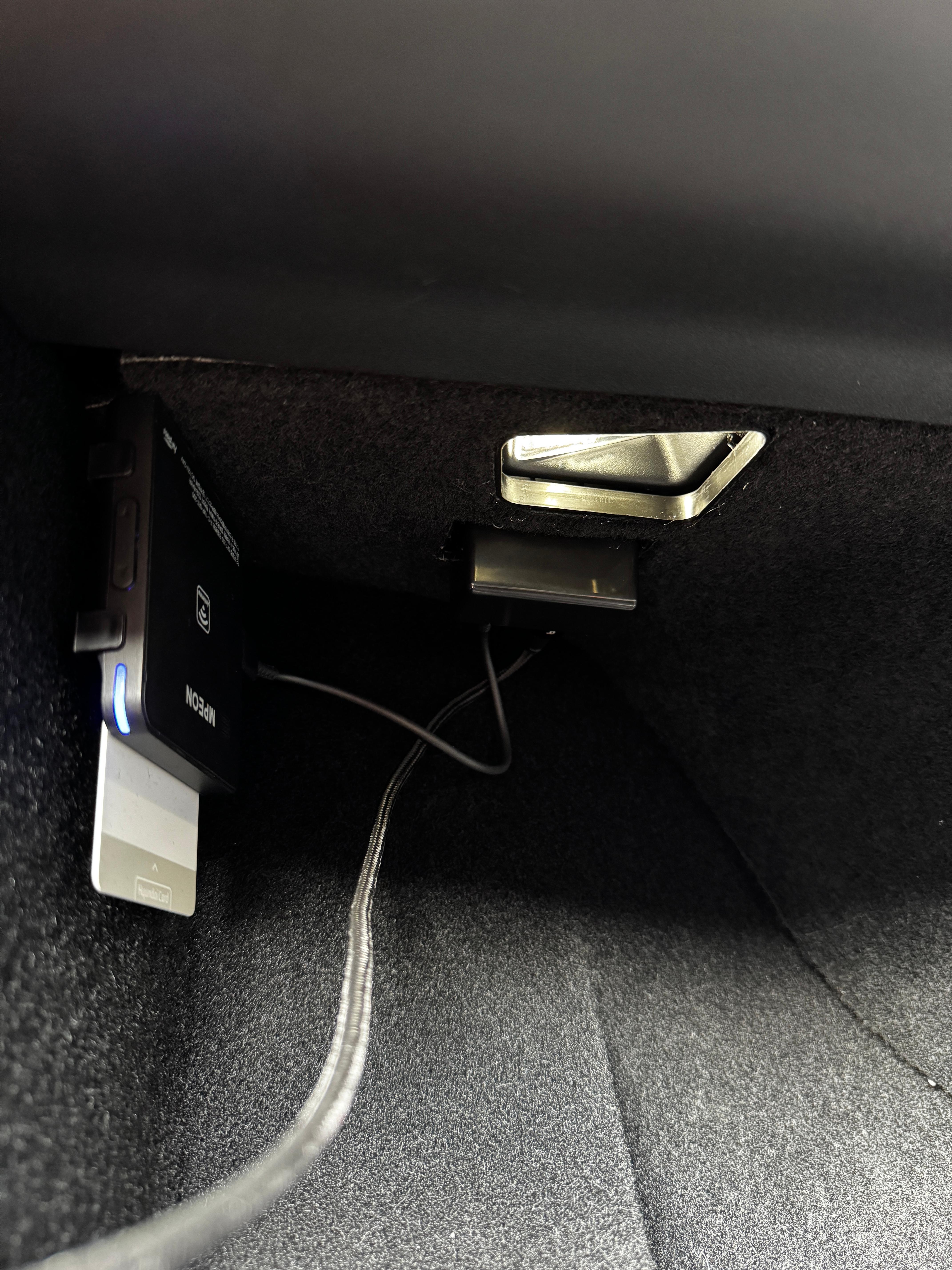 테슬라 운전석 하단 OBD 단자 이미지