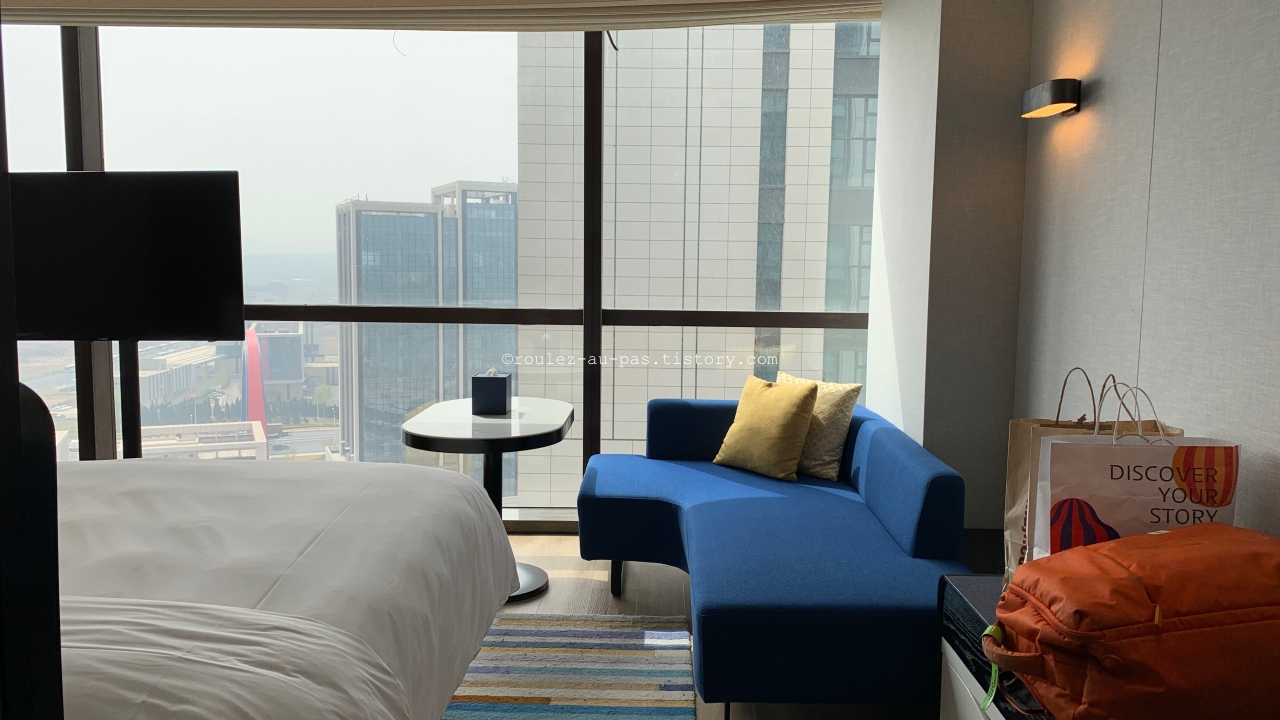 CHINA-YANTAI-HOTEL-ALOFT-ROOM-SOFA