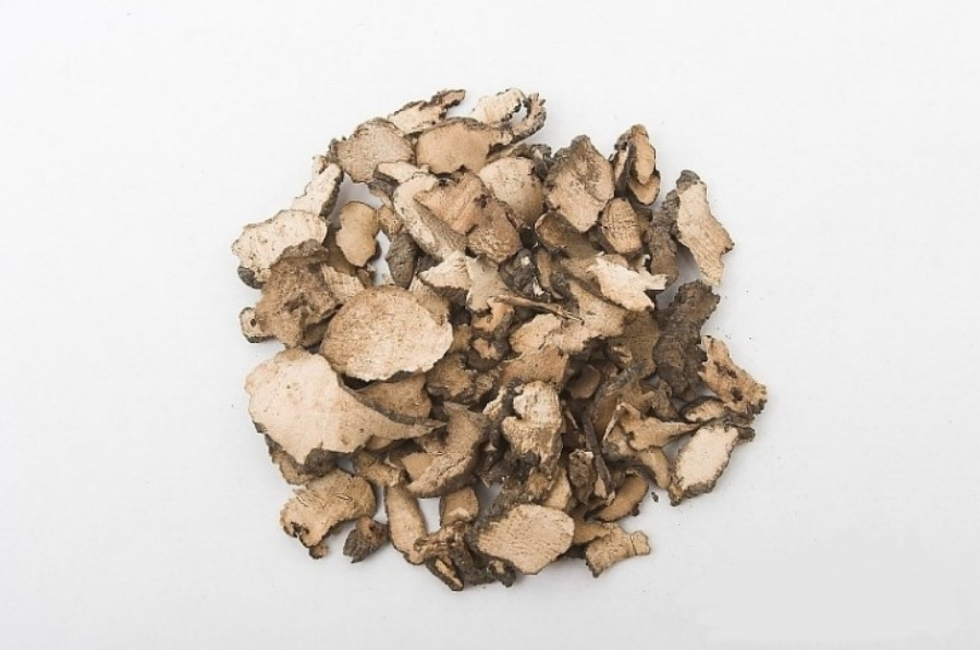 야생에서 채취를 한 저령을 깨끗하게 세척을 한 후에 편으로 썰어 놓은 것을 하얀 바닥 위에 수북하게 놓아두고 찍은 사진