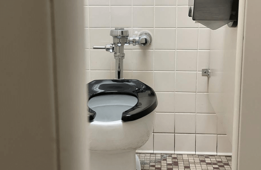 좌변기 하나가 놓여 있다