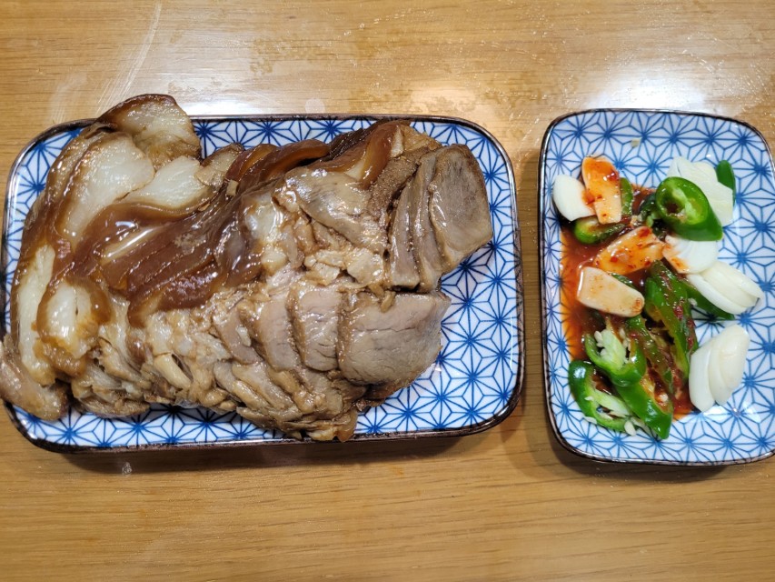 족발과 마늘 청양고추 새우젓을 함께 준비한 안주 구성