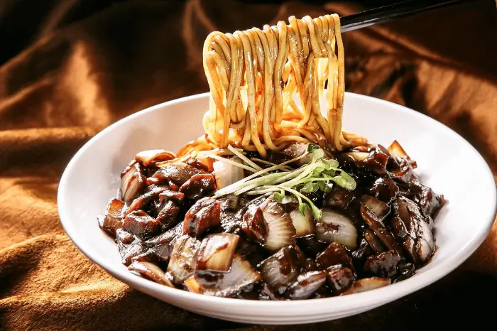 동보성 짜장면 (source: ktownlocalbusiness.com/)