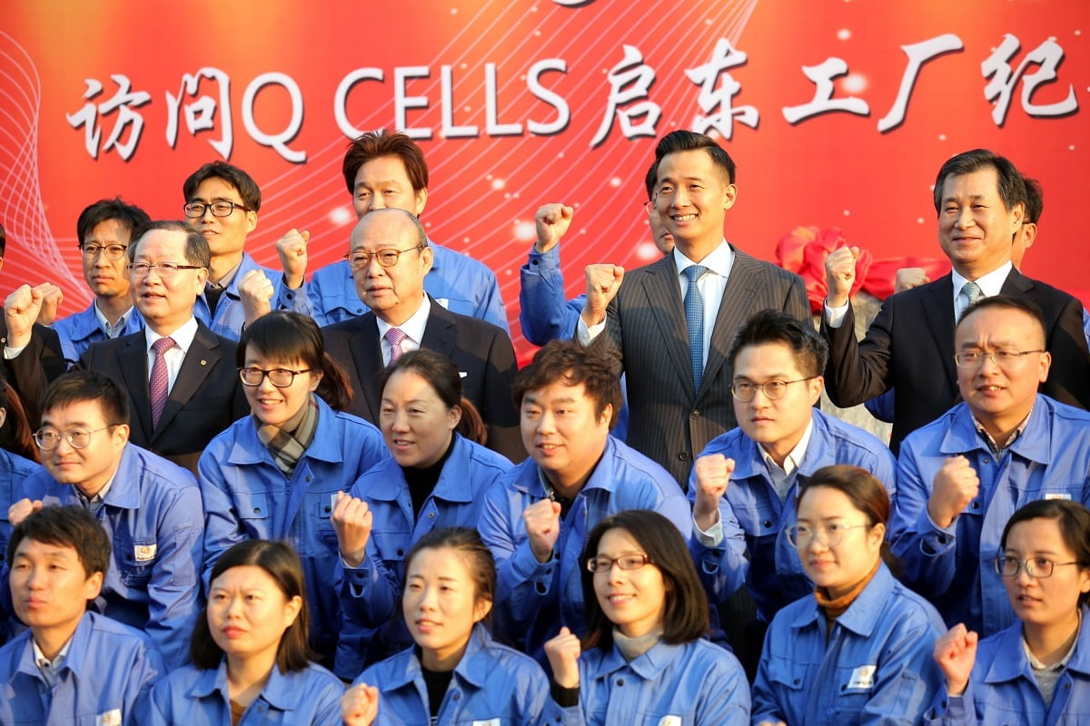 김승연 한화그룹 회장과 김동관 부회장이 2017년 12월 중국 장쑤성 난퉁시에 위치한 한화큐셀 치둥 공장을 방문한 모습.