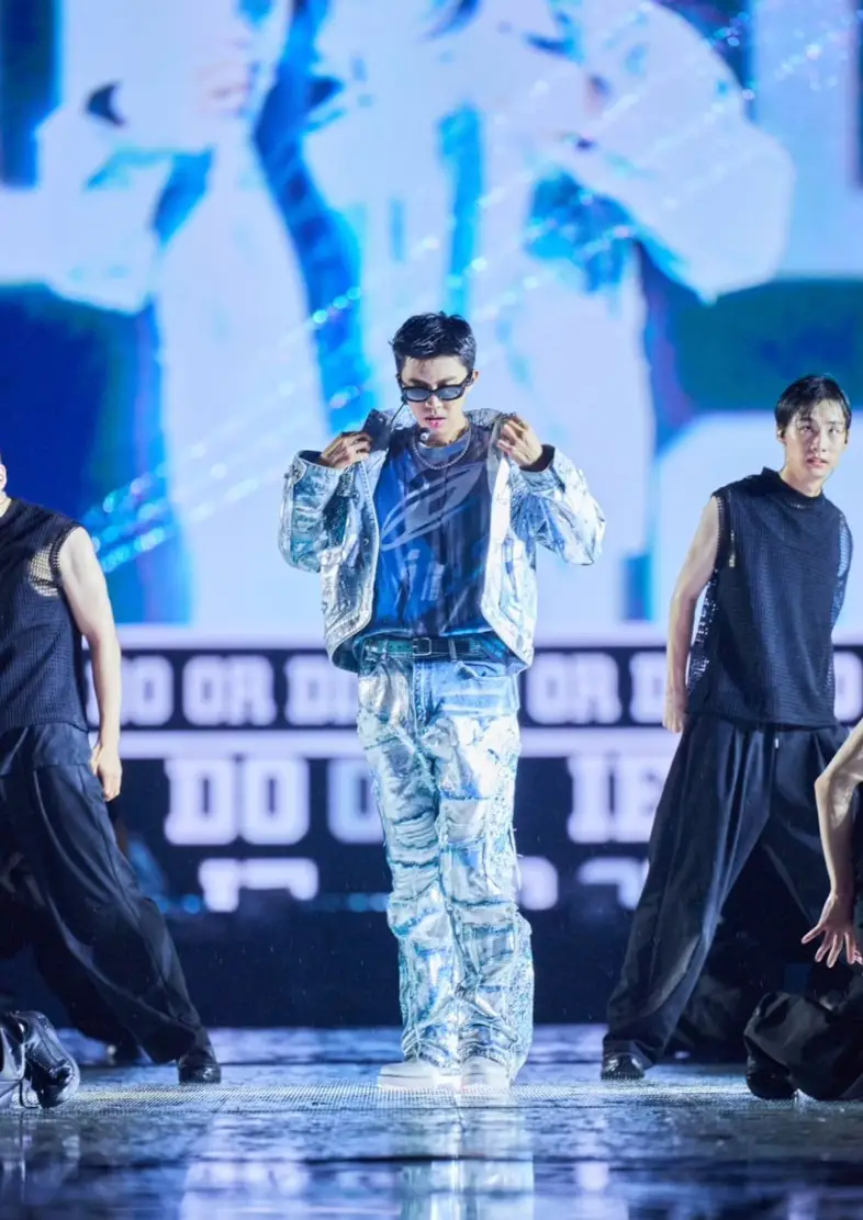 무대 위 반짝이는 가죽바지를 입고 포즈를 취하고 있는 임영웅