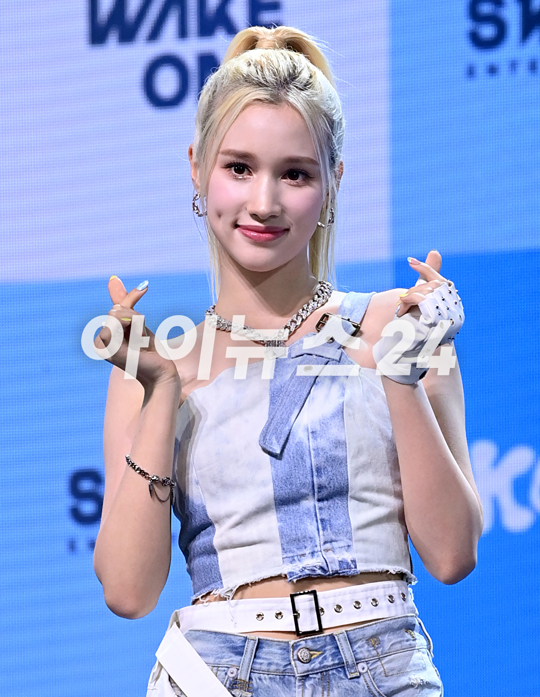 그룹 케플러 휴닝바히에가 20일 오후 서울 광진구 광장동 예스24라이브홀에서 열린 두 번째 미니앨범 'DOUBLAST' 발매 기념 쇼케이스에 참석해 포즈를 취하고 있다. [사진=김성진 기자]