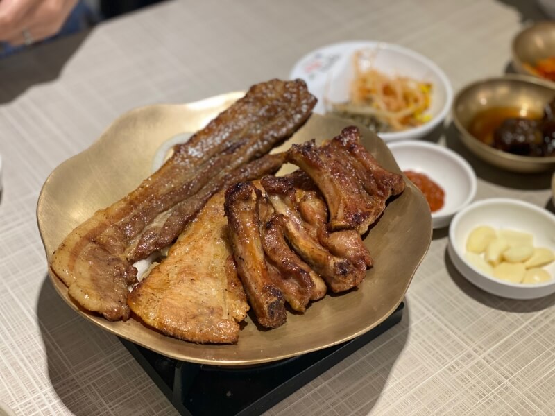 경주-서민식당-통삼겹숯불구이-클로즈업