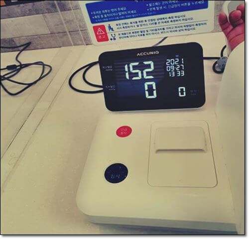 혈악 체크하는 고혈압 환자