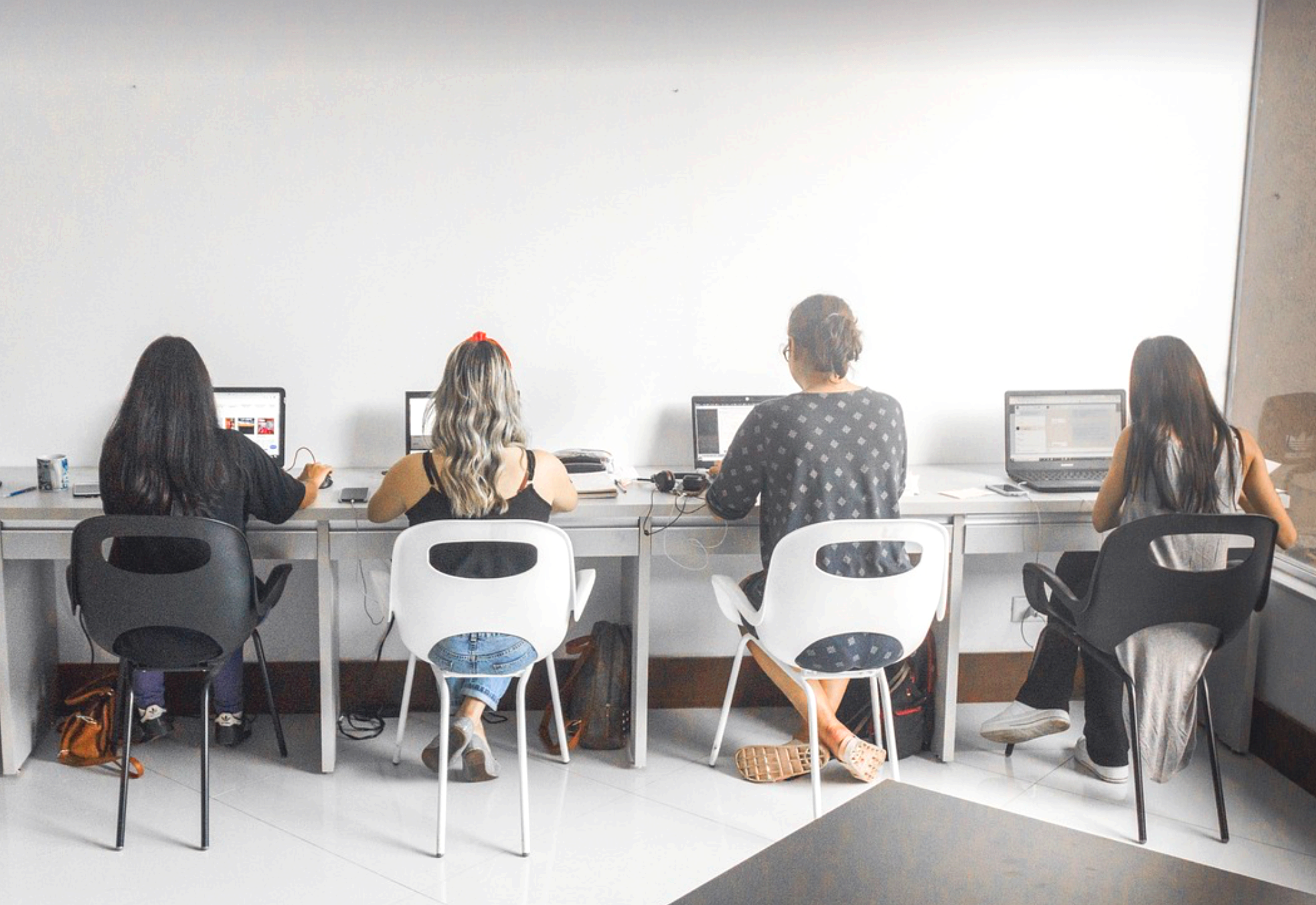 사무실에서 일하는 직장인 모습