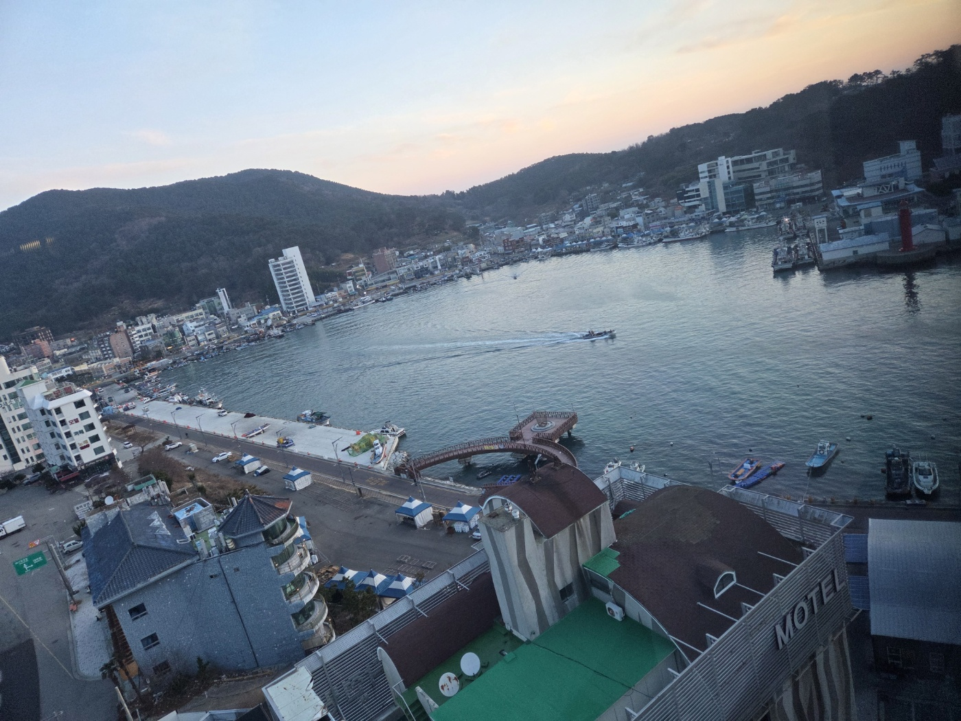 호텔 10층 룸에서 내려다본 해 뜨기 전 대변항