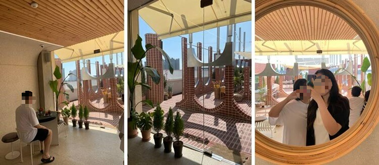 외부로 나가는 문과 거울에 비치는 배경