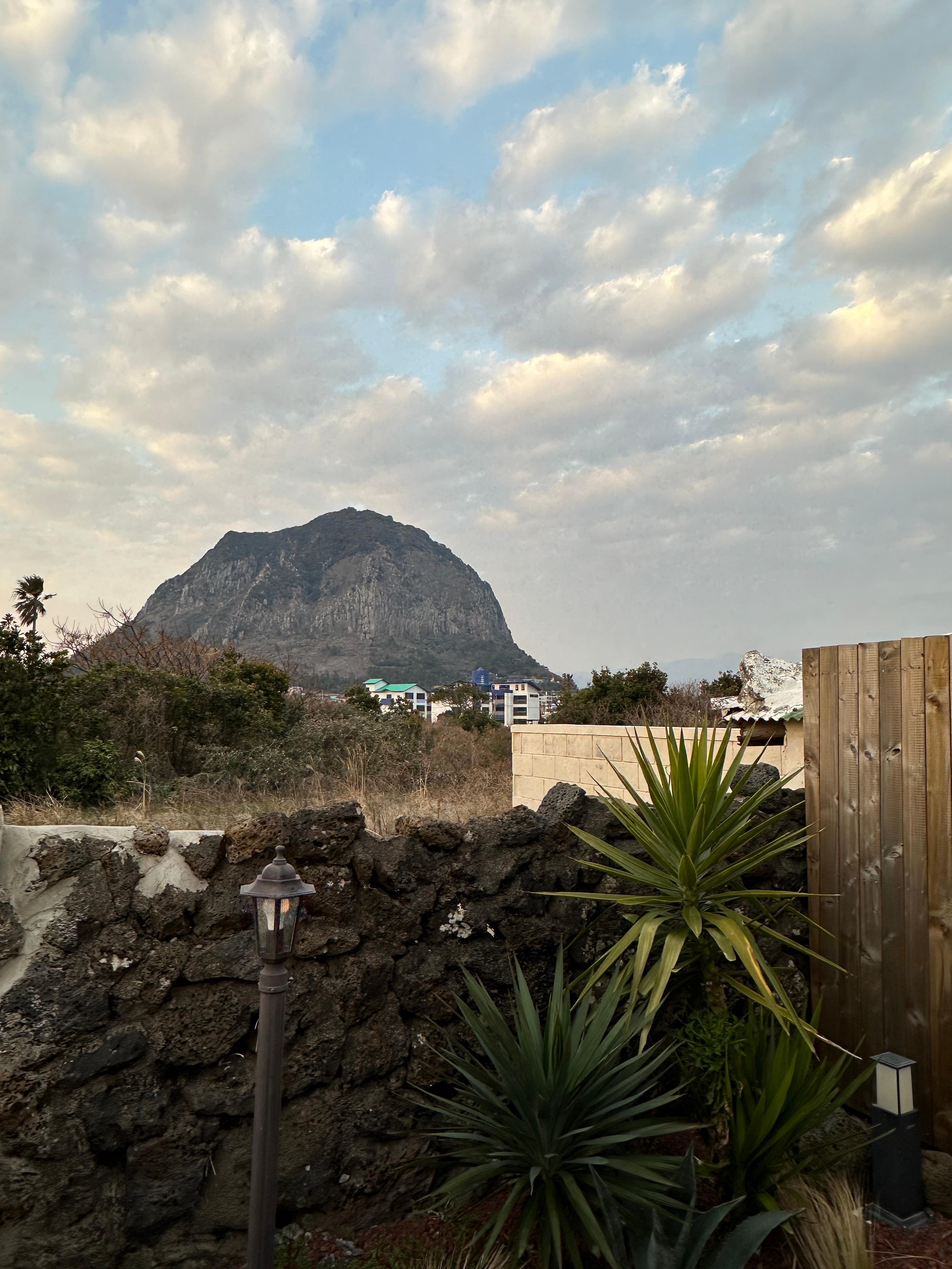 온담 작은채 외부 산방산